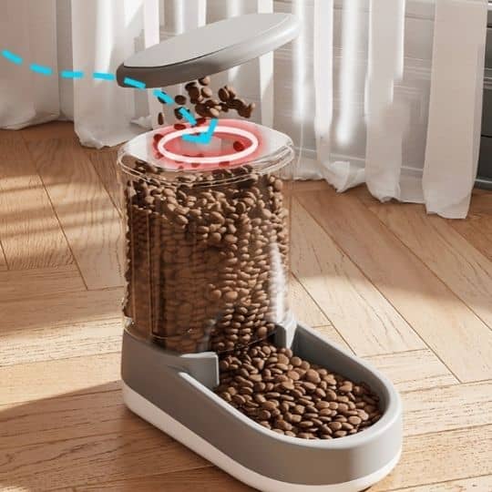 Distributeur-de-croquettes-pour-chat-gris